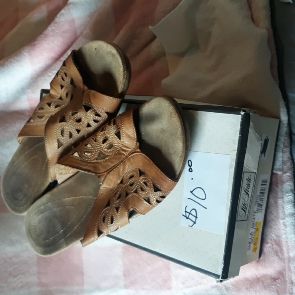 Naturalizer sandals size 8